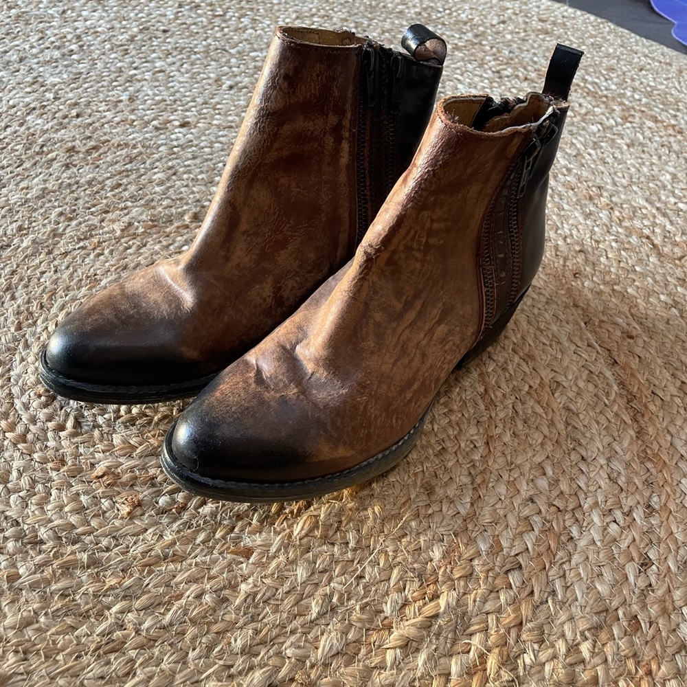 BNWT CIRCLE G BOOTS